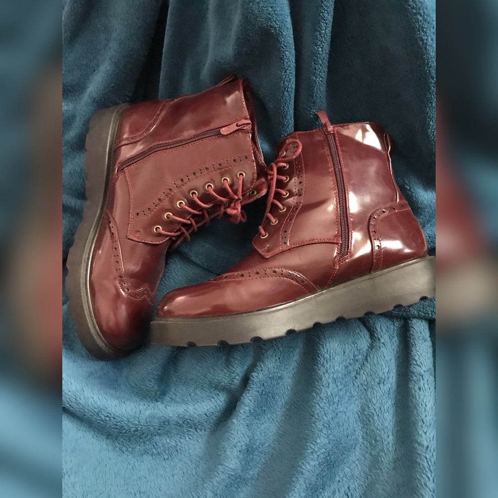CUTE! Burgundy patent short boots Sz 10 - Picture 2 of 5